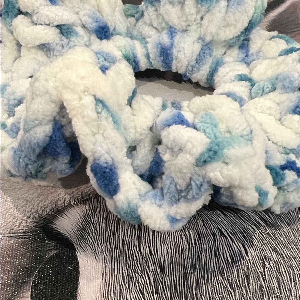 🧩 Blue and White Crochet Scrunchies - Set of 2 - Picture 4 of 4